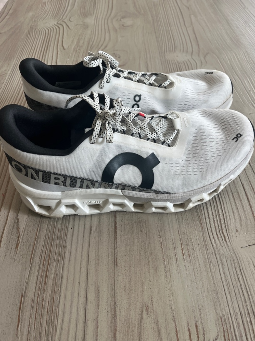 On Running cloud monster 5 Men’s size 10 White & Black Athletic Running Shoes